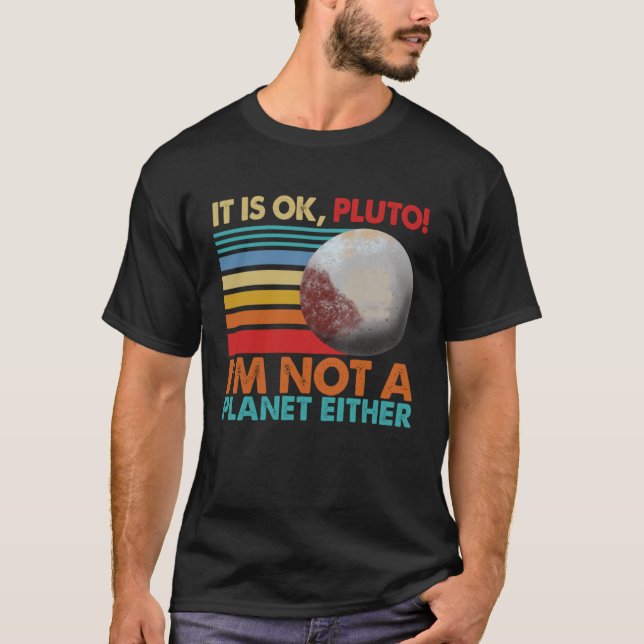 Det är okej Pluto att jag inte är en planet. T Shirt (Framsida)