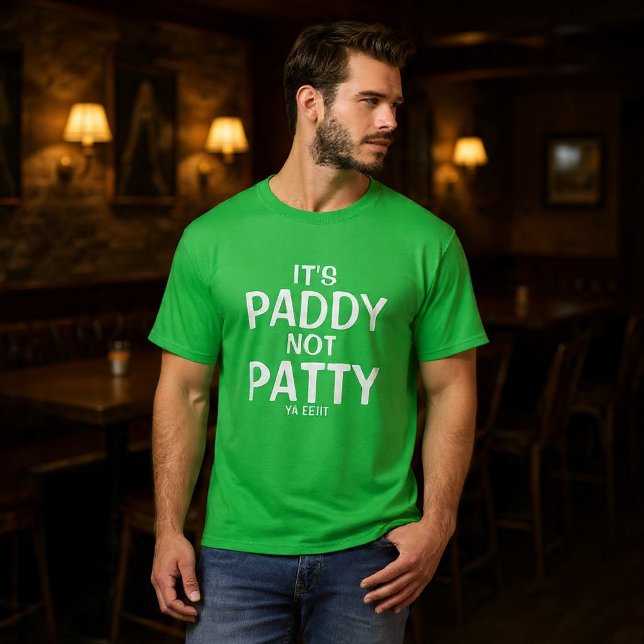 Det är Paddy inte Patty din idiot rolig irländsk T Shirt (It is Paddy Not Patty You Idiot Funny Irish T-Shirt by Ricaso. St Patrick's Day shirt not St Patty)