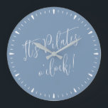 Det är Pilates O'Clock Roligt Blue Script Workout  Stor Klocka<br><div class="desc">Det är Pilates O'Clock Roligt Blue Script Workout Time Wall Clock - helt anpassade färg,  använda designen verktyg för att göra de ändringar du vill. Roligt för eventuella Pilatus älskare,  Pilates fläkt,  Pilatinstruktörer eller Pilatstudio decor.</div>