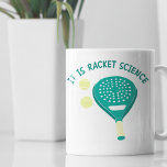 Det är Racket Science Funny Padel Tennis Kaffemugg<br><div class="desc">Visa av kärlek för att du spelar en padel med den här roliga muggen. Den innehåller parollen IT IS RACKET SCIENCE i teal brev över en illustration av en padel tennis racket och bollar. Bilden och sloganen visas på båda sidor om mugg.</div>