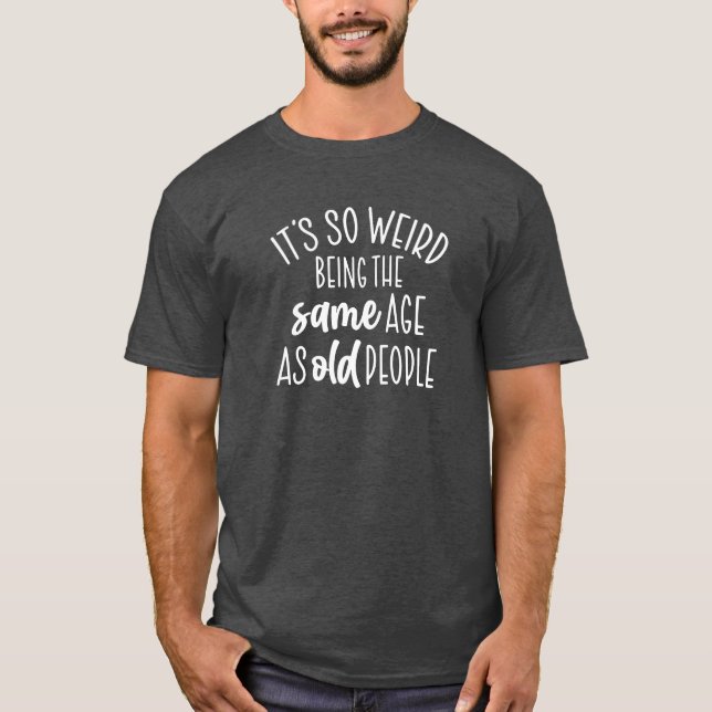 Det är så Konstig att vara lika gammal som äldre T Shirt (Framsida)