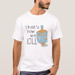 Det är så vi rullar tröja<br><div class="desc">Det är så vi roll T-Shirt presenterar den här mycket speciella Hanukkah T-shirt med en Deidrel i blått och guld med budskapet: "Så rullar vi".</div>