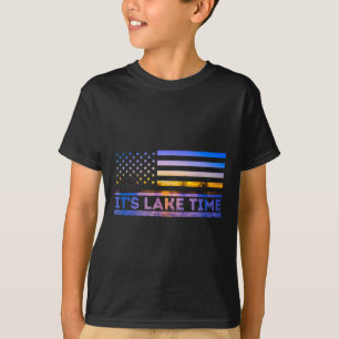 Det är sjö tid solnedgång amerikansk flagga sommar t shirt