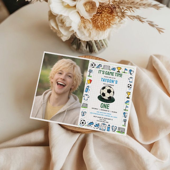 Det är speltid fotboll 1-års födelsedagsfoto inbjudningar (It’s Game Time Football 1st Birthday photo Invitation
)