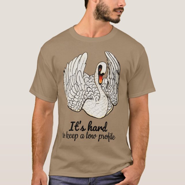 Det är svårt att hålla en låg profil Citat T Shirt (Framsida)