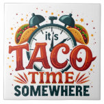 Det är Taco Time nånstans Tex Mex mex mexican Food Kakelplatta<br><div class="desc">Den här djärva och färgstarka designen fångar den ultimata fodoviben med den lekande frasen "Det är Taco Time nånstans" riktad mot en retroalalarmklocka, upplindad av skickligt illustrerade takon. En perfekt gåva till taco älskare, mexikansk mat fläkt och alla som bor för Taco tisdag, den här konsten blandar humor, det pulserande...</div>