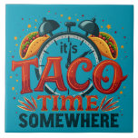 Det är Taco Time nånstans Tex-Mex mexican Food Art Kakelplatta<br><div class="desc">Den här djärva och färgstarka designen fångar den ultimata fodoviben med den lekande frasen "Det är Taco Time nånstans" riktad mot en retroalalarmklocka, upplindad av skickligt illustrerade takon. En perfekt gåva till taco älskare, mexikansk mat fläkt och alla som bor för Taco tisdag, den här konsten blandar humor, det pulserande...</div>