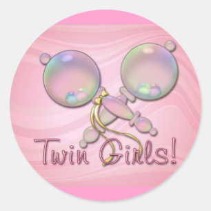 DET ÄR TWIN GIRLS BABY RATTLE by SHARON SHARPE Runt Klistermärke