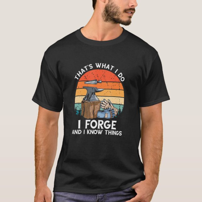 Det är vad jag gör Retro Blacksmith Forge Verktyg  T Shirt (Framsida)