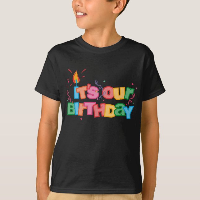 Det är våra födelsedagbrev t-shirt (Framsida)