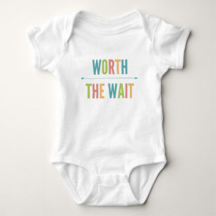 Det är värt att vänta - Adoption - Modern - Nyfödd T Shirt