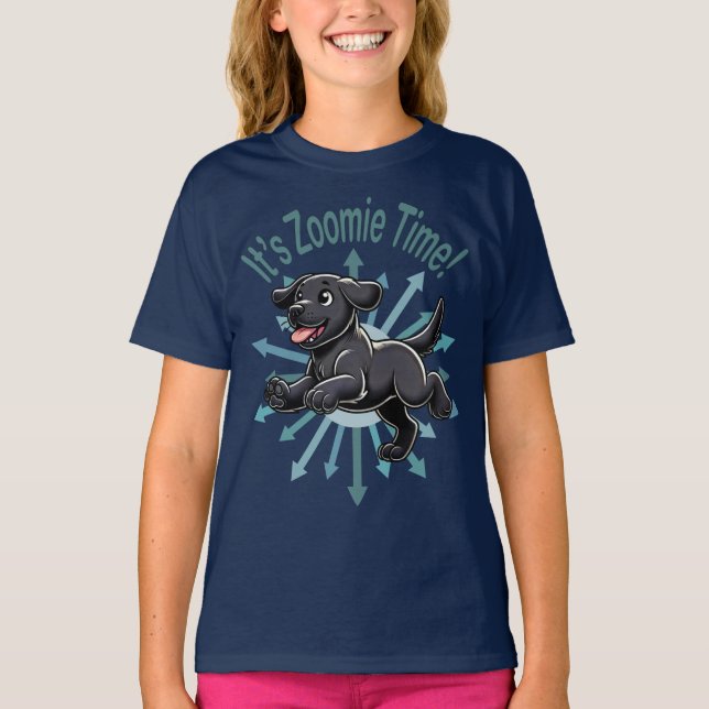 Det är Zoomie-tid Svart Labrador T Shirt (Framsida)