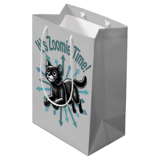 Det är Zoomie Time Black Cat (Baksidan Vinklad)