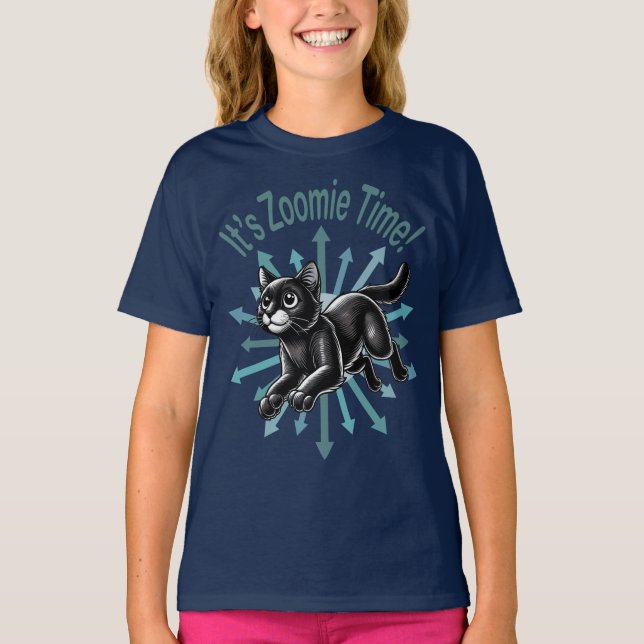 Det är Zoomie Time Black Cat T Shirt (Framsida)