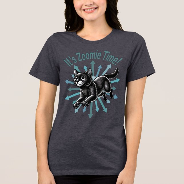 Det är Zoomie Time Black Cat T Shirt (Framsida)