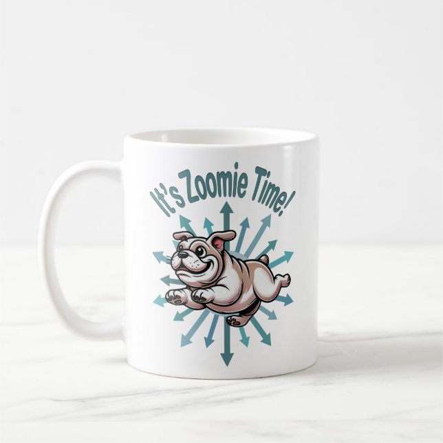 Det är Zoomie Time Bulldog Kaffemugg (Vänster)