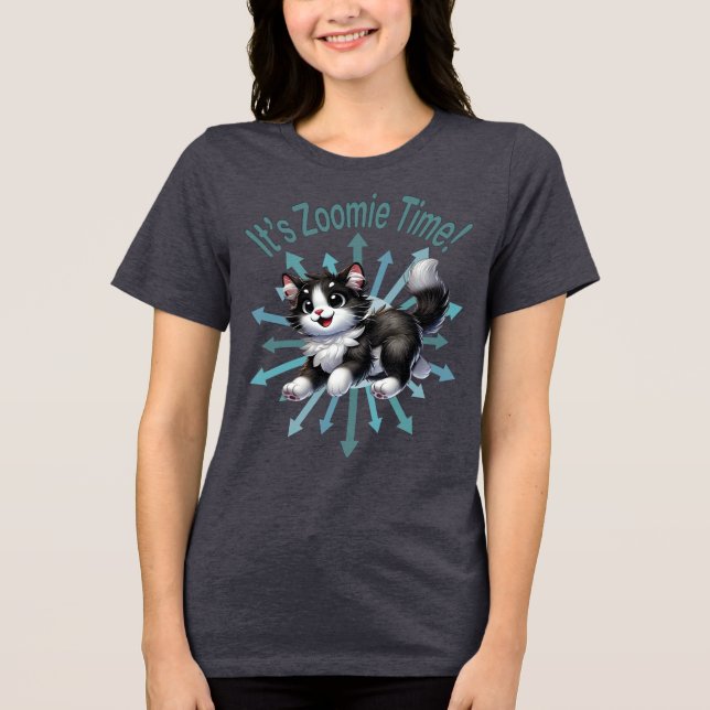 Det är Zoomie Time Cute Black & White Cat T Shirt (Framsida)