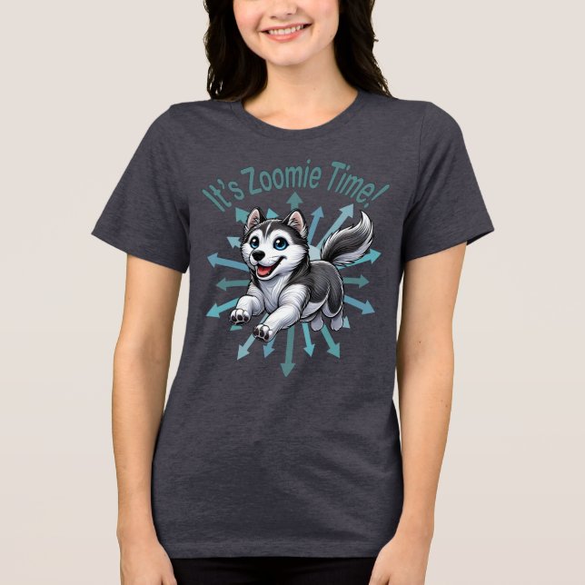 Det är Zoomie Time Husky T Shirt (Framsida)