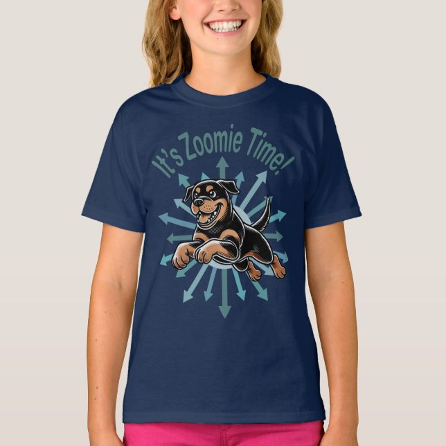 Det är Zoomie Time Rottweiler T Shirt (Framsida)