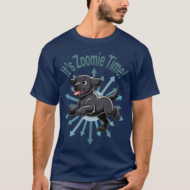 Det är Zoomie Time Svart lab T Shirt (Framsida)