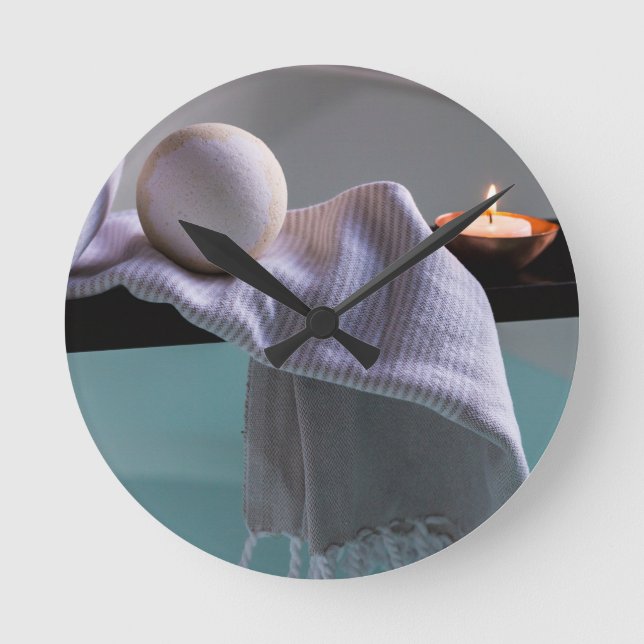 Det avslappnande badet tar tid på rund klocka (Framsida)