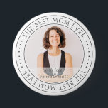 Det bästa Mamma någonsin moderna klassiska fotot Knapp<br><div class="desc">Den här enkla och klassiska designen består av serif-typografi och lägger till ett anpassningsbar-foto. "Bästa Mamma någonsin" cirklar bilden av mamma,  mor,  morsa etc.</div>