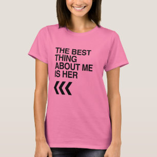 DET BÄSTA MED MIG ÄR HENNE TILL HÖGER -.png T-shirt