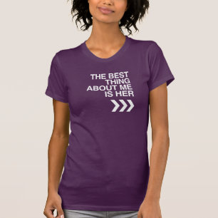 DET BÄSTA MED MIG ÄR HON - VIT -.png T Shirt
