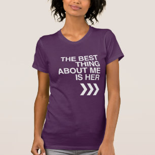 DET BÄSTA MED MIG ÄR HON - VIT -.png T-shirt