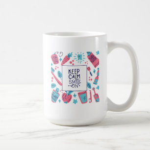 Det behållalugn och leendet på gullig formuler kaffemugg