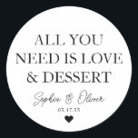 DET DU BEHÖVER ÄR ATT KÄRLEK DESSERT Heart Wedding Runt Klistermärke<br><div class="desc">Ett klassiskt svart Bröllop-märke i Tack med texten "Allt du behöver är Kärlek och Dessert" i ett klassiskt modernt teckensnitt i eleganten. Du kan enkelt personlig det med ditt namn och bröllop-datum.</div>