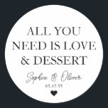 DET DU BEHÖVER ÄR ATT KÄRLEK DESSERT Heart Wedding Runt Klistermärke<br><div class="desc">Ett klassiskt svart Bröllop-märke i Tack med texten "Allt du behöver är Kärlek och Dessert" i ett klassiskt modernt teckensnitt i eleganten. Du kan enkelt personlig det med ditt namn och bröllop-datum.</div>