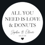 DET DU BEHÖVER ÄR KÄRLEK DONUTS Heart Wedding Favo Runt Klistermärke<br><div class="desc">Ett klassiskt svart Bröllop-märke i Tack med texten "Allt du behöver är Kärlek och Donuts" i ett klassiskt modernt teckensnitt i eleganten. Du kan enkelt personlig det med ditt namn och bröllop-datum.</div>