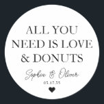 DET DU BEHÖVER ÄR KÄRLEK DONUTS Heart Wedding Favo Runt Klistermärke<br><div class="desc">Ett klassiskt svart Bröllop-märke i Tack med texten "Allt du behöver är Kärlek och Donuts" i ett klassiskt modernt teckensnitt i eleganten. Du kan enkelt personlig det med ditt namn och bröllop-datum.</div>
