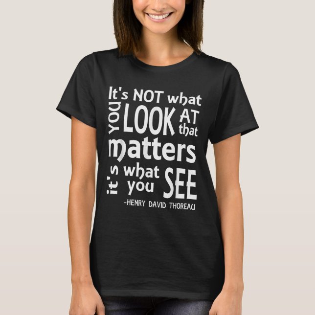 Det du ser är Thoreau Quote Tee Shirt (Framsida)