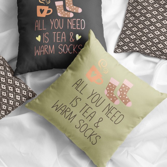 Det enda du behöver är Tea & Warm strumpor på två  Kudde (All you need is Tea & Warm socks two colors sides Throw Pillow)