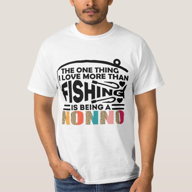 DET ENDA SAK I KÄRLEK ÄR FISKE NONNO. T SHIRT (Framsida)