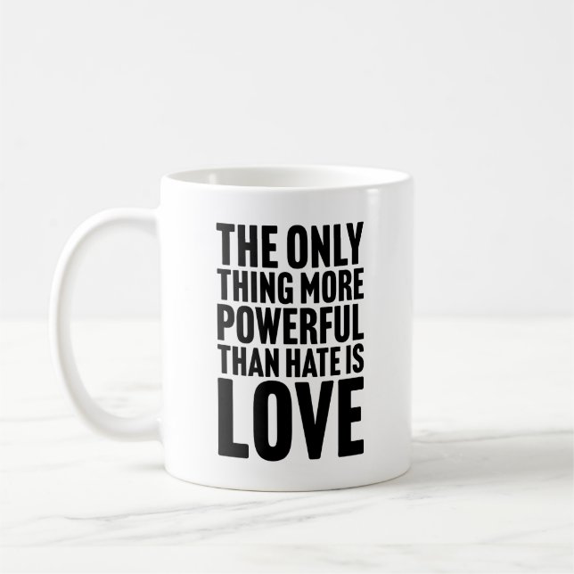 Det enda som är mer kraftfullt än hat är kärlek kaffemugg (Vänster)