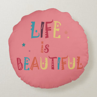 Det färgstarka textlivet är vackert och stjärnorna rund kudde