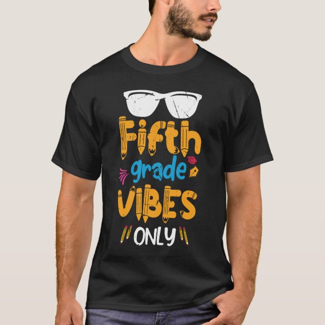 Det femte femte Klass Vibes är bara pojkar flickor T Shirt (Framsida)