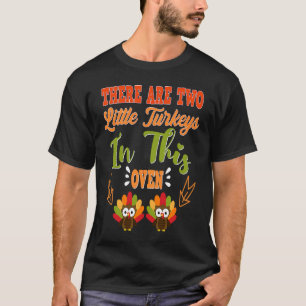 Det finns 2 små kalkoner i Oven som kommer till Ma T Shirt