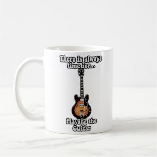 Det finns alltid tid att spela gitarren. kaffemugg