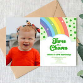 Det finns en Charm Rainbow Klöver 3:e födelsedagen Inbjudningar