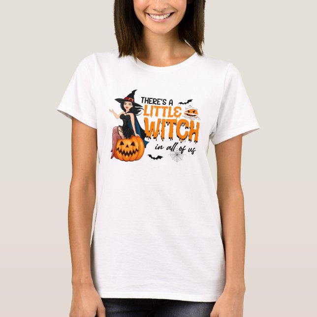 Det finns en liten häxa hos oss Halloween T Shirt (Framsida)