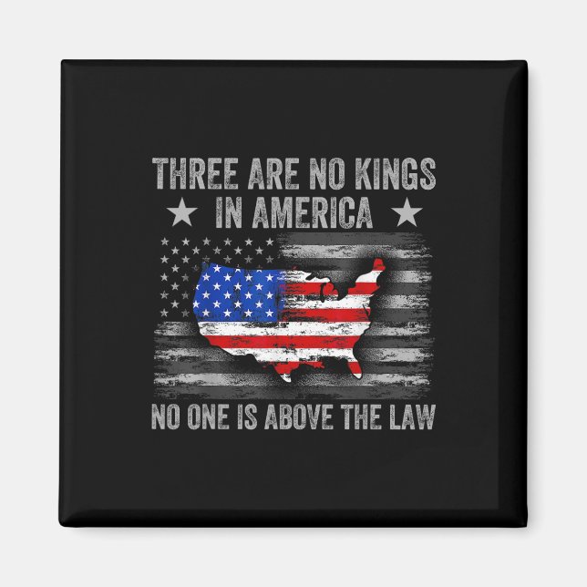 Det finns ingen Kung i USA:s Flagga FUNNY Tees Magnet (Framsidan)