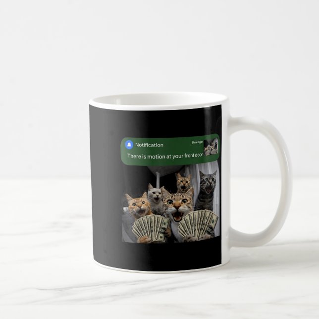 Det finns rörelse vid främre dörren rolig katt rör kaffemugg (Höger)
