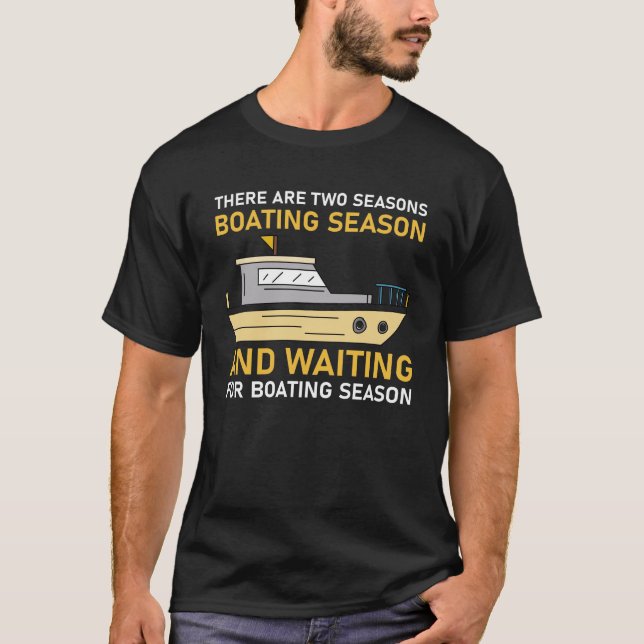 det finns två säsonger med båtsäsong och väntetid t shirt (Framsida)