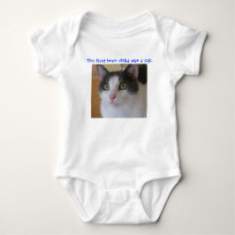 Det första födda barnet var en katt t-shirt