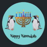 Det frysta Hannukah Runt Klistermärke<br><div class="desc">Bild som illustrerar penguiner som njuter av Hannukah-menorah ljus. Fira Chanukahs mirakel hela åtta nätter!</div>