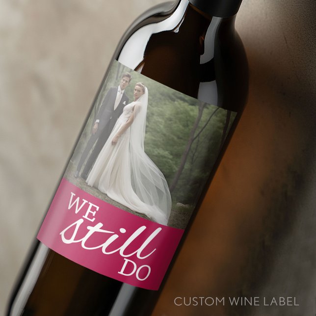 Det gör vi fortfarande - Bröllop-årsdagen med foto Vinflaska Etikett (Custom Wedding Anniversary Wine Label)